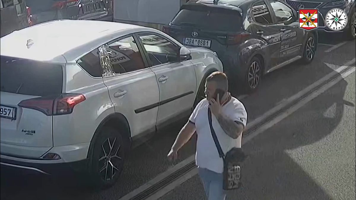 Sebral zrcátka z drahých aut u salonu v Brně, policie hledá muže z videa